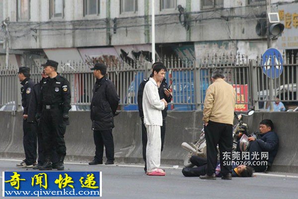东莞女工横穿马路被摩托车撞飞