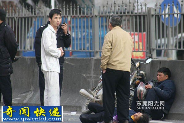 东莞女工横穿马路被摩托车撞飞