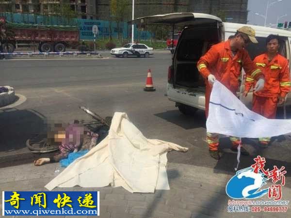 现场惨烈:渣土车撞死骑车女子将其拖行40米死亡