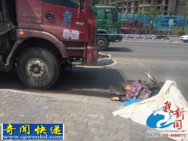 现场惨烈:渣土车撞死骑车女子将其拖行40米死亡