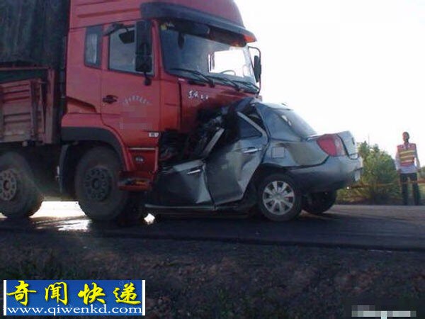 小车逆行遭大货车碾压 整车人惨死车内