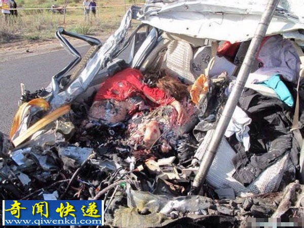 小车逆行遭大货车碾压 整车人惨死车内