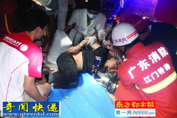 江门男子夜骑摩托被工地铁条穿胸 抢救5小时无效死亡