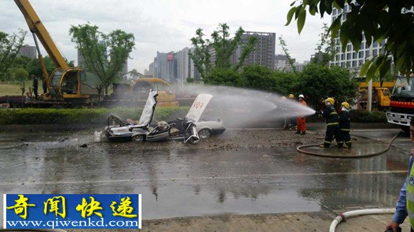 成都80吨砂石车侧翻压瘪教练车致3死2伤现场惨烈