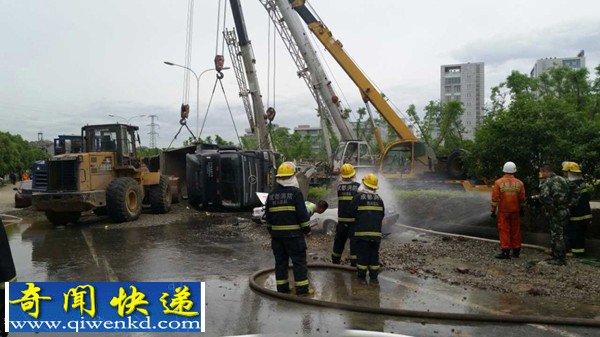 成都80吨砂石车侧翻压瘪教练车致3死2伤现场惨烈
