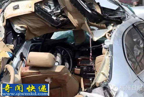 梅州一搅拌车刹车失灵将前方宝马挤扁 车内两姐妹身亡