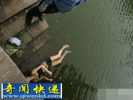 女子裸死幼儿园旁池塘无人理睬 被误认为充气娃娃