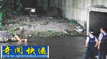 赖姓游民在溪中洗澡时滑倒,泡在水中数日,他养的两只狗一直守在旁边,警方据报有“浮尸”,赶到抢救。图片来源:联合报 女子裸死幼儿园旁池塘无人理睬 被误认为充气娃娃