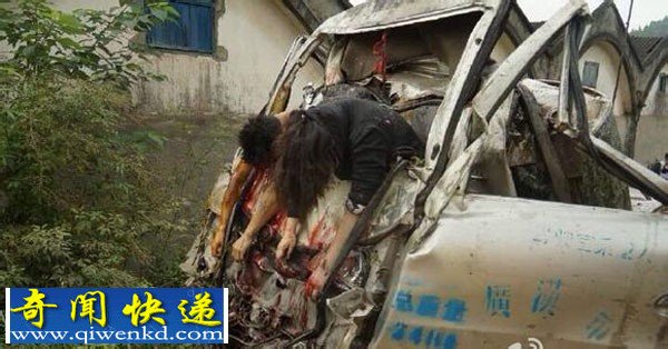 小货车撞围墙致死司机和一孕妇 现场惨烈