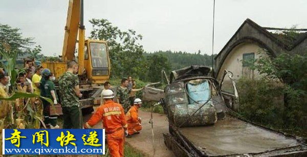 小货车撞围墙致死司机和一孕妇 现场惨烈