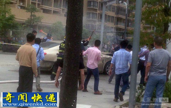 雷克萨斯轿车在2公里长村道上撞毁车辆 撞倒多名路人