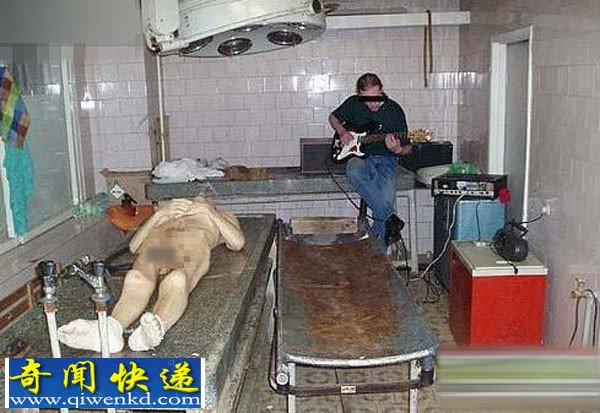 揭秘世界恐怖各地废弃的停尸房:男子与裸尸合照弹琴