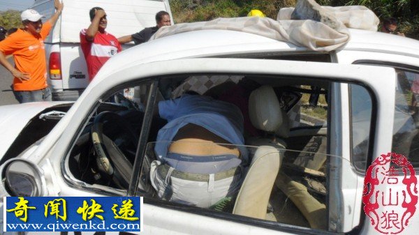 墨西哥:两辆出租车迎头相撞 性感女郎与司机惨死遭秧