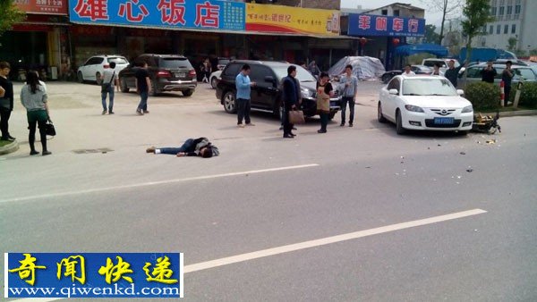 云浮:超速摩托车撞小车 摩托车司机甩飞倒地