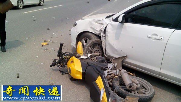 云浮:超速摩托车撞小车 摩托车司机甩飞倒地