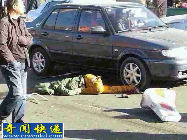 年轻男子驾车玩手机分神 导致两名女行人身亡