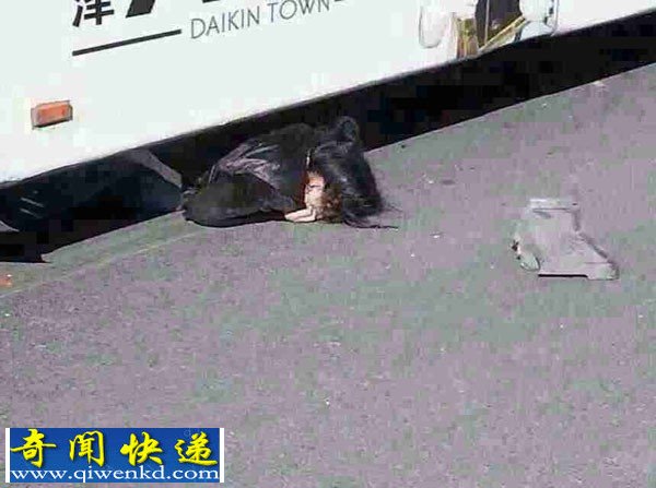 年轻男子驾车玩手机分神 导致两名女行人身亡