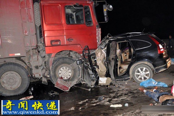 湖南娄底大货车和小车正面相撞致死6人1伤
