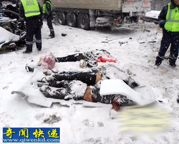 俄罗斯:雪天高速大卡车撞碎轿车致4人惨死