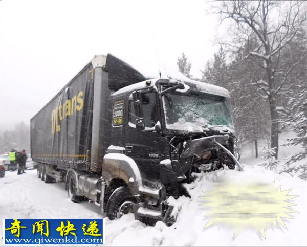 俄罗斯:雪天高速大卡车撞碎轿车致4人惨死