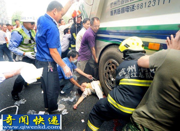 杭州女子被过路垃圾车撞到车轮压腹部身亡