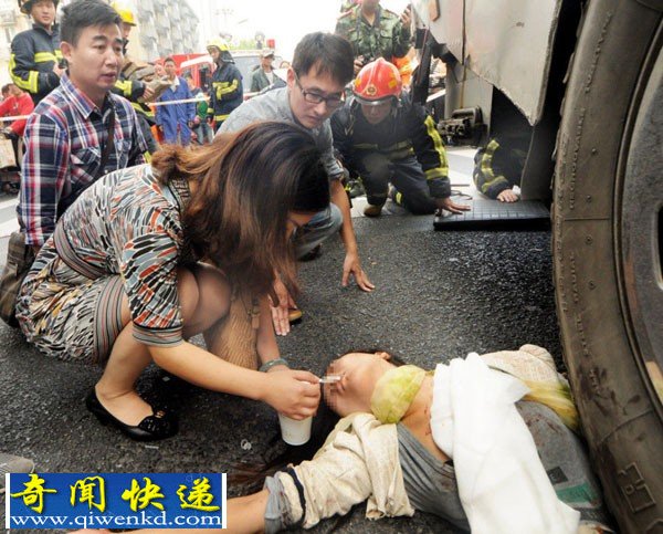杭州女子被过路垃圾车撞到车轮压腹部身亡