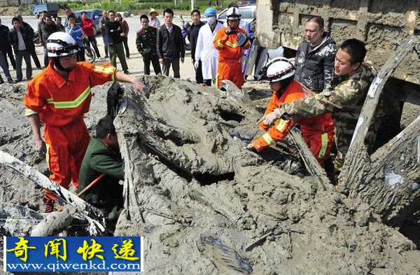 福州:泥浆车压小车顶 女司机泥里逃生泥