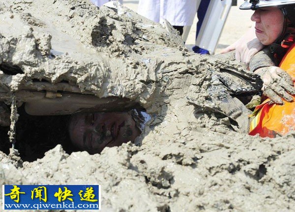 福州:泥浆车压小车顶 女司机泥里逃生泥