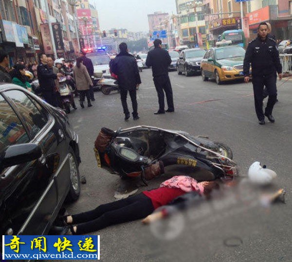 福建平潭:女子送孩子上学后归家途中被铲车撞身亡