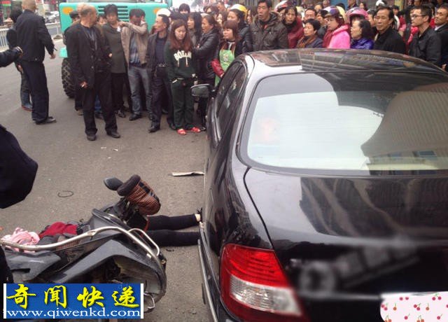 8793102_640x640_0.jpg 福建平潭:女子送孩子上学后归家途中被铲车撞身亡