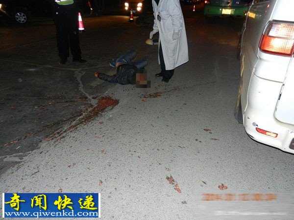 藤县城客车与摩托车相撞 摩托男头部遭碾压当场死亡