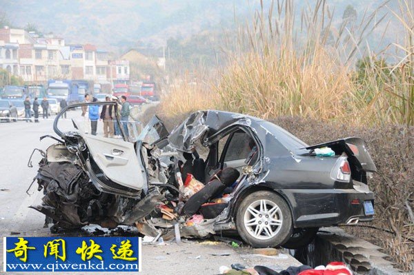 小轿车和中巴车对向相撞事故 小车成废铁车内2人当场死亡