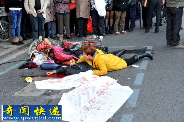福州公交车碰电动车碾死十岁男孩 现场血腥