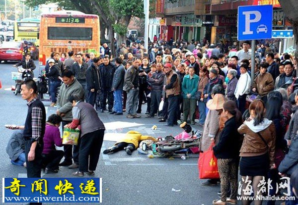 福州公交车碰电动车碾死十岁男孩 现场血腥