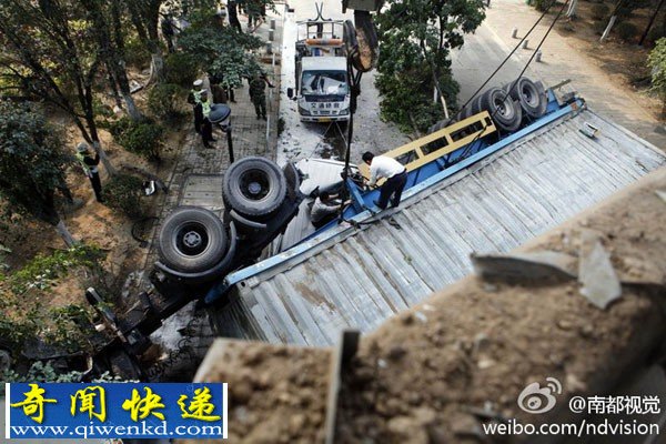 佛山:行驶中面包车被大车坠下砸扁致2死