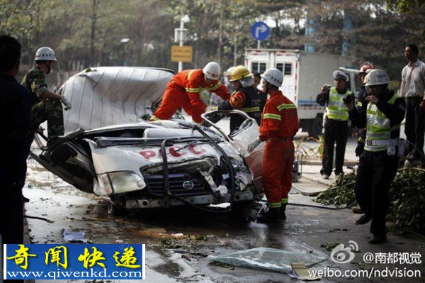 佛山:行驶中面包车被大车坠下砸扁致2死