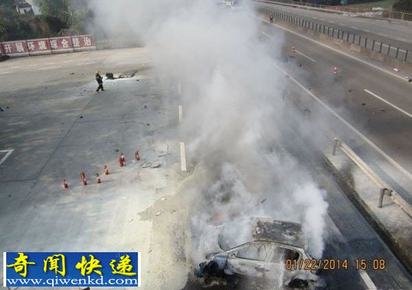 成渝高速一小车起火烧死车内人