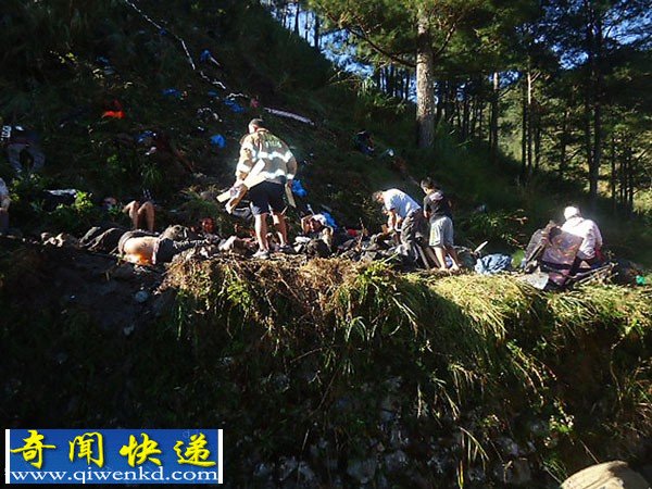 菲律宾巴士坠山崖致14死29伤