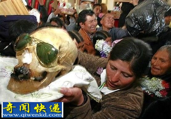 诡异头骨祈福日习俗 亲人头颅打扮后放家中