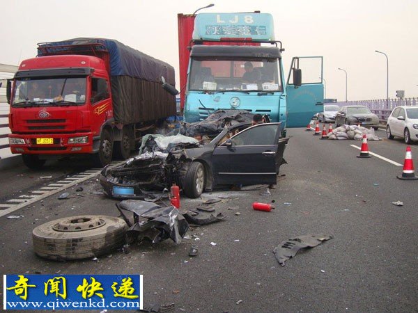 轿车被两卡车夹击严重变形 4人被压困车内身亡