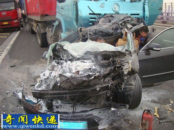 轿车被两卡车夹击严重变形 4人被压困车内身亡