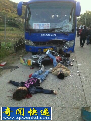 摩托车撞上对向大巴 两人当场死亡