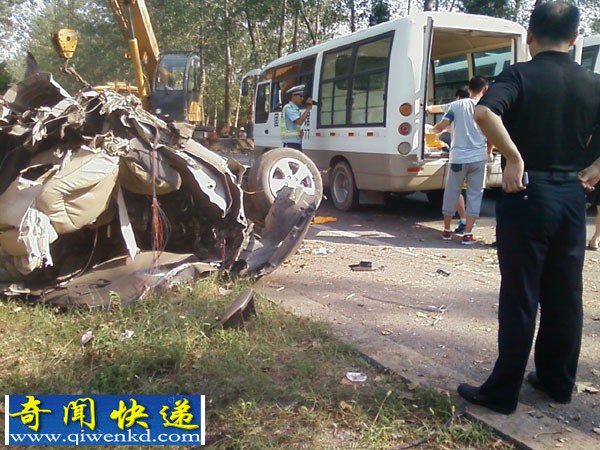北京现代驾驶员操作失误撞上路边行道树 现代车解体4死1伤