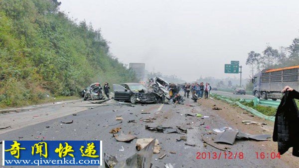 高速失控大罐车追撞18辆小车:造成8人死26人伤