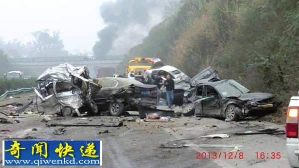 高速失控大罐车追撞18辆小车:造成8人死26人伤
