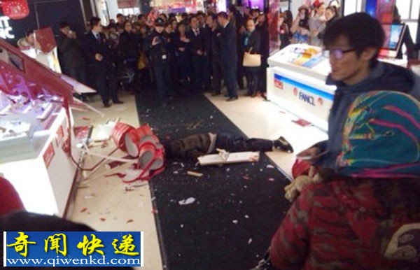 徐州:男子嫌女友购物太贵跳楼身亡现场狼藉