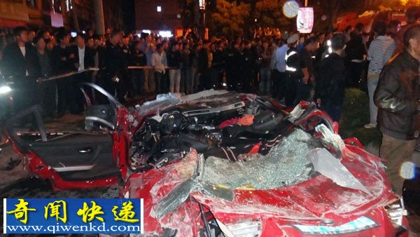 浙江:吨槽罐车压扁宝马 车内母子被压死