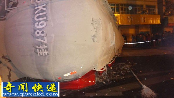 浙江:吨槽罐车压扁宝马 车内母子被压死