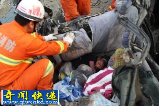 货车挤扁湘籍小车致2死6伤 小女孩废墟中喊救命