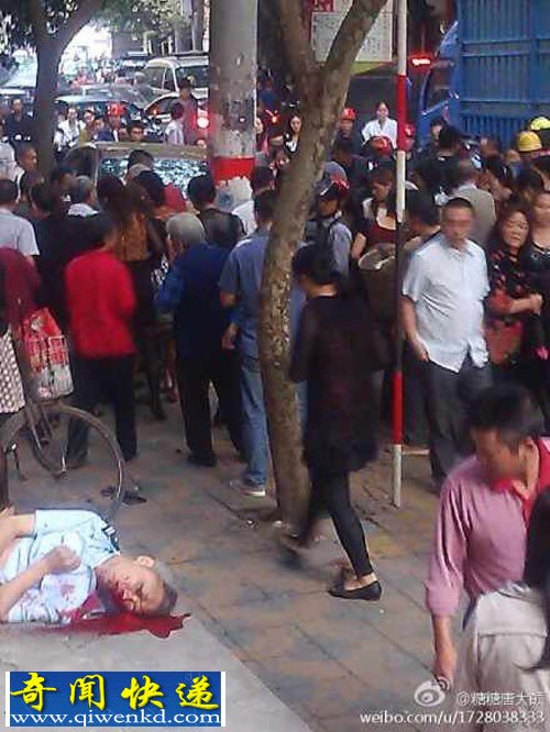 女子开奔驰冲公交站台撞电杆致2死2伤